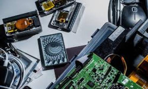   如何通过微信存入比特币钱包的详细指南 / 
 guanjianci 比特币, 微信, 钱包, 存储 /guanjianci 

随着数字货币的兴起，比特币已经成为许多人投资和交易的首选。越来越多的投资者希望通过便捷的方式来管理他们的比特币资产。微信作为一个广泛使用的社交平台，其功能也在不断拓展。许多用户开始探索如何通过微信来存储比特币，尤其是对于那些对区块链和加密货币还不够熟悉的用户来说，简单易懂的指南无疑是非常重要的。本文将详细探讨如何在比特币钱包中存储比特币，并提供实用的建议和最佳实践。

1. 什么是比特币及其钱包？
比特币是一种去中心化的数字货币，没有中央银行或单一管理机构，使用区块链技术进行分布式记账。比特币的交易记录在一个公开的账本上，任何人都可以查看。比特币钱包是存储和管理比特币的工具，可以是软件或硬件形式。它保存用户的私钥和公钥，允许用户接收和发送比特币。

2. 微信与比特币钱包的结合
尽管微信本身并不直接支持比特币储存，但用户可以利用微信的功能与其他加密货币服务相结合，达到存储比特币的目的。一些比特币钱包允许用户通过二维码接收比特币，而微信的扫一扫功能可以被用来扫描这些二维码进行比特币的存入和发送。这种结合大大简化了比特币交易的过程。

3. 如何通过微信操作比特币钱包
首先，用户需要下载一个支持比特币的数字货币钱包应用，如 Blockchain.info, Binance 或 Coinomi 等。这些钱包允许用户生成自己的比特币地址，并存储比特币。

接下来，用户可以通过微信进行操作：
1. 打开比特币钱包应用，找到“接收比特币”或“生成二维码”的选项，生成对应的比特币地址。
2. 使用微信的扫一扫功能，扫描生成的二维码，这样用户可以快速复制钱包地址，用于从其他平台或好友那里接收比特币。
3. 在进行任何交易之前，请确保对方地址无误，并确认所需金额。另外，要注意交易手续费，这通常由发送方承担。

4. 比特币的安全存储建议
在存储比特币时，安全性是首要考虑的因素。以下是一些建议：
1. 使用强密码：确保你的比特币钱包和微信帐户都使用强密码，避免简单数字和字母的组合。
2. 启用双重身份验证：这可以增加一个额外的安全层，防止未经授权的访问。
3. 定期备份钱包：将钱包信息备份到USB驱动器或其他安全的地方，以防数据丢失。
4. 不要分享私钥：保持你的私钥安全，切勿与任何人分享。

以上内容的深入问题
在探索微信如何存取比特币钱包的过程中，用户可能会面临一些具体问题，以下是四个主要的相关问题及详细答复：

问题1：比特币是什么？
比特币是一种去中心化的数字货币，由一位或多位匿名个体在2009年创建。其最大特点是去中心化和匿名性，任何人都可以在全球范围内进行交易。

比特币分为“公钥”和“私钥”。公钥相当于银行账号，其公开，任何人可以用它来向你转账。私钥就像是你的银行卡密码，用于保护你的比特币。比特币的总量是有限的，最多只有2100万个比特币可被生成。

比特币使用区块链技术记录所有交易行为。区块链是一个公开的、分布式的账本系统，使得每一笔交易都是不可逆的且可以追踪的。比特币交易是通过矿工来验证的，矿工们通过解决复杂的数学题来确保交易的安全。

比特币的价值不断波动，通常受市场需求、政策法规、国际局势等多种因素影响。尽管它自问世以来经历了多次价格波动，但其逐渐被接受为一种资产类别，越来越多的投资者参与其中。

问题2：如何选择比特币钱包？
选择合适的比特币钱包对用户的资金安全至关重要。市面上有多种不同类型的比特币钱包，包括在线钱包、桌面钱包、移动钱包和硬件钱包。

1. 在线钱包：这些钱包通常由交易所或第三方公司提供，方便用户快速交易和存取，比特币。优点是易于使用，适合初学者。缺点是安全性相对较低，受到黑客攻击的风险增加。

2. 桌面钱包：用户可以在个人电脑上下载并安装这类钱包。这类钱包的私钥存储在用户自己的电脑上，安全性相对较高，但必须确保电脑没有病毒和木马程序。

3. 移动钱包：随时随地使用手机进行比特币交易的便利。这些钱包一般具有较好的用户界面和易用性，但同样需要注意手机安全。

4. 硬件钱包：如Ledger、Trezor等设备，提供了最高级别的安全性，私钥保存在硬件中，不易被黑客获取。然而，价格通常较高，适合长期持币者。

在选择钱包时，用户还需注意是否具备恢复功能、交易手续费等特点，并阅读其他用户的评价，以便做出明智的选择。

问题3：比特币的交易费用如何？
比特币交易的费用是用户在发送比特币时需支付的一种费用，这部分金额并不是给接收方，而是支付给矿工，用于激励他们处理和验证交易。这个费用是动态的，受到网络繁忙程度的影响。

在比特币网络中，当更多的人进行交易时，网络拥堵，交易费用就会上升。用户在发送比特币时，可以选择不同的费用等级，较高的费用意味着交易会更快被确认，较低的费用则可能需要更长时间才会完成。

例如，如果一个用户要以0.01比特币的金额进行交易，以高费用计算可能在几分钟内完成，而以低费用可能需要几个小时。此外，某些钱包会提供费用推荐功能，帮助用户选择合适的费用设定。

尽管交易费用有时会让用户纠结，但用户在设置费用时要考虑交易的紧迫性和网络的实时情况。此外，还有一些地方出现了“零费用”交易的尝试，但风险较大，不建议用户轻易尝试。

问题4：通过微信交易比特币的风险是什么？
使用微信这类社交工具进行比特币交易，虽然方便，但也存在诸多风险。

1. 安全性风险：如前所述，微信并非专门的加密货币交易平台，因此其安全性难以保证。一旦账户被盗，损失将会很大。

2. 骗局风险：比特币交易中，出现过许多骗局，包括虚假投资、交易平台等。用户在通过微信交易时，需提高警惕，避免上当受骗。

3. 法律风险：在某些地区，使用微信进行比特币交易可能违反法律法规。这可能会导致罚款、账户被冻结等后果。

4. 价格波动风险：比特币的价格波动非常大，通过微信进行交易时，一旦不小心设置了错误的交易额度，也有可能造成资金损失。

总的来说，通过微信存入比特币钱包是可行的，但用户需要谨慎行事，确保自己的安全和资产不受损失。理性的投资，加上对风险的充分理解，才能在比特币投资的道路上走得更稳。